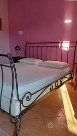 Letto matrimoniale in ferro battuto con rete