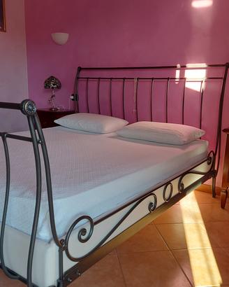 Letto matrimoniale in ferro battuto con rete