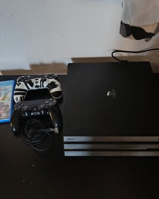 PlayStation 4 pro insieme a gioco di macchine