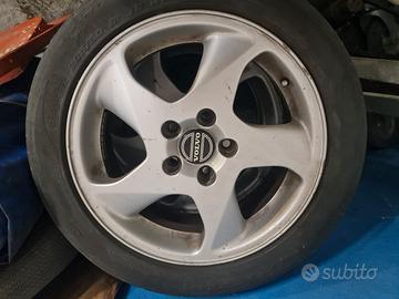 4 pneumatici con cerchi in lega volvo
