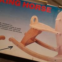 Cavalluccio a dondolo in solido legno