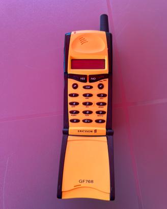 Cellulare del 1997 ERICSSON GF768 GIALLO