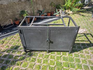 Mobile/credenza in ferro in stile industriale