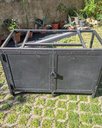 Mobile/credenza in ferro in stile industriale