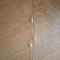 Collana lunga con filo dorato e pietre colorate