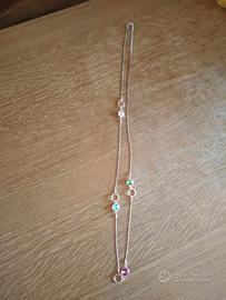 Collana lunga con filo dorato e pietre colorate