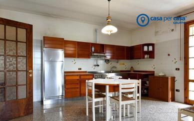 Singola con 2 capannoni, locata, investimen