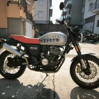 SWM Outlaw 500 con 11.000 km si guida con patente 