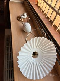 Lampadario in vetro opalino con contrappeso
