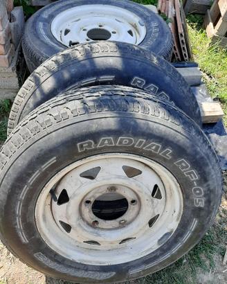 gomme lada niva parzialmente usate 195/80 R15.
