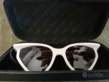 Occhiali Balenciaga bianchi modello Cat eye