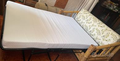 Divano letto fatto con cane di bambù