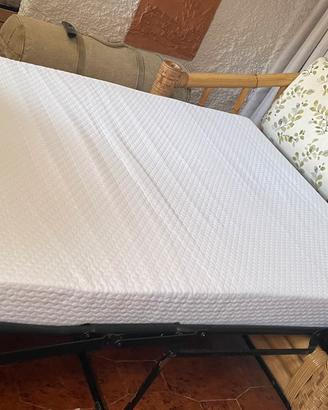 Divano letto fatto con cane di bambù