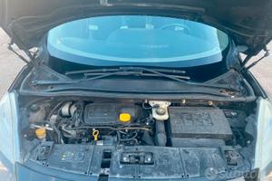 Auto spaziosa per grandi famigle