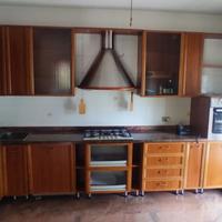 Cucina in legno con elettrodomestici