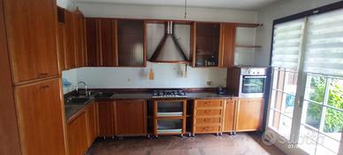 Cucina in legno con elettrodomestici