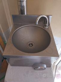 Lavabo in acciaio
