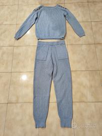 Completo azzurro con dettagli