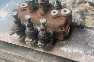 Distributore idraulico per trattore