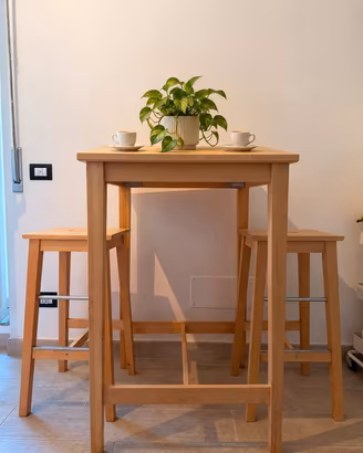 Tavolo da bar  con sgabelli in legno 