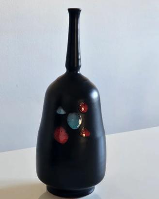 Vaso in ceramica con rilievi a smalto firmato