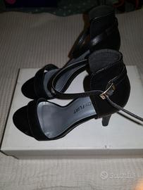 Sandali neri con tacco alto