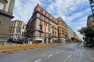 4 LOCALI A NAPOLI