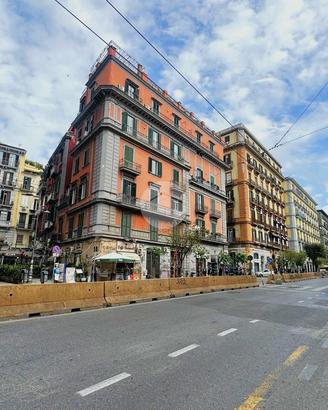 4 LOCALI A NAPOLI