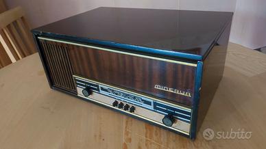 Radio a valvole in radica, e giradischi a ribalta.