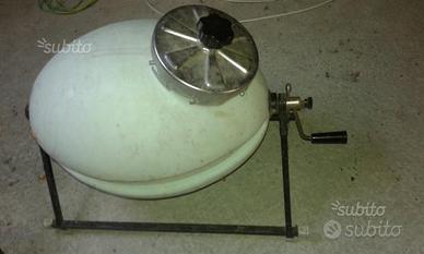 Vecchio elettrodomestico per lavare i panni a mano