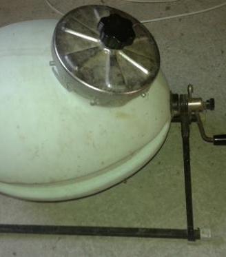 Vecchio elettrodomestico per lavare i panni a mano