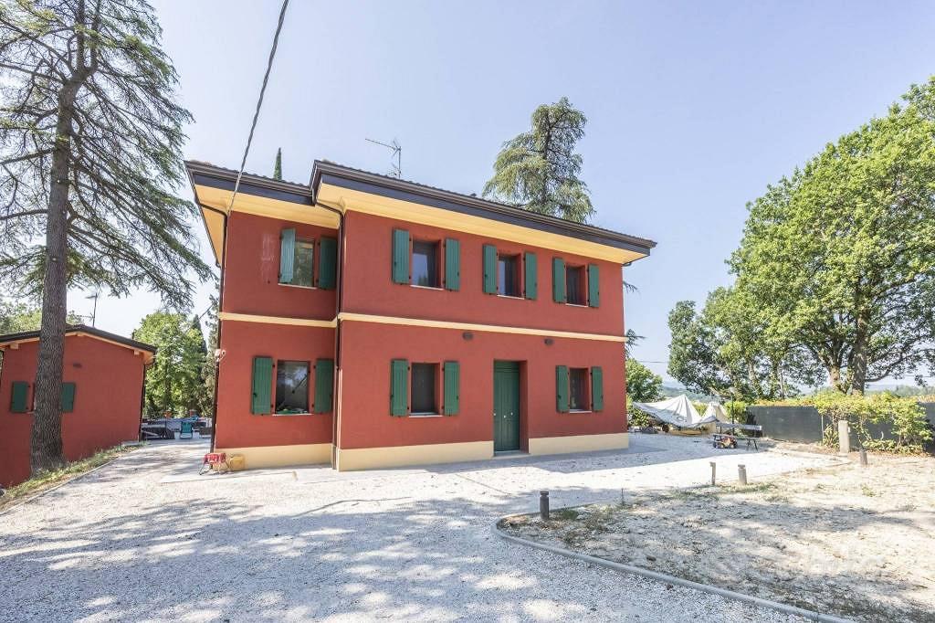 Villa di 740 m² con più di 5 locali a Bologna