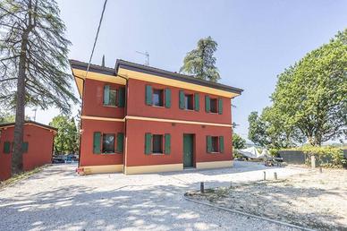 Villa di 740 m² con più di 5 locali a Bologna