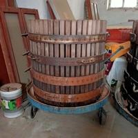 Coppia di carrelli per presse idrauliche per uva