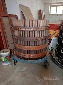 Coppia di carrelli per presse idrauliche per uva