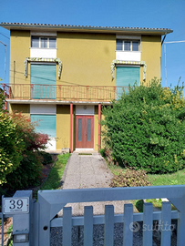 Casa con giardino e alloggi