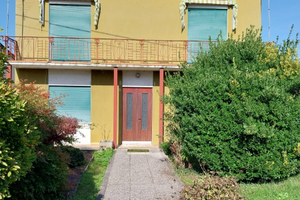 Casa con giardino e alloggi