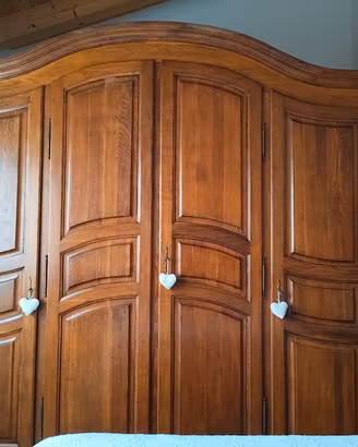 Armadio classico in legno massello a 4 ante