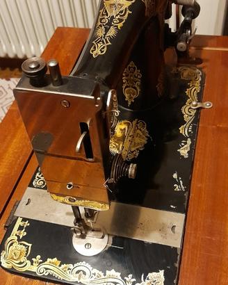 Macchina da cucire antica Singer a pedale con mobi
