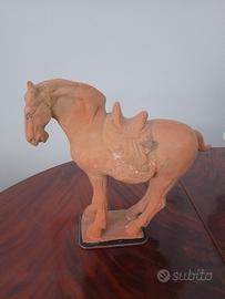 Antico cavallo in terracotta