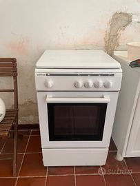Cucina a gas con forno con 4 fuochi 