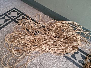 paglia intrecciata in matasse