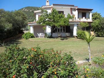 Villa con giardino
