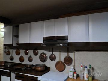 CUCINA BASI E PENSILI CON CAPPA + TAVOLO E SEDIE