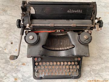 MACCHINA DA SCRIVERE  OLIVETTI M 40 + LIBRETTO