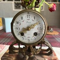 Orologio a pendolo francese di bronzo dorato.