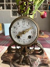 Orologio a pendolo francese di bronzo dorato.