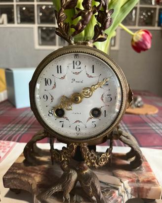 Orologio a pendolo francese di bronzo dorato.
