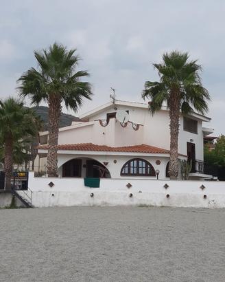 Villa indipendente sulla spiaggia Palizzi Marina