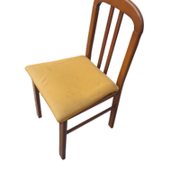 Sedia in legno con una comoda seduta imbottita.  -